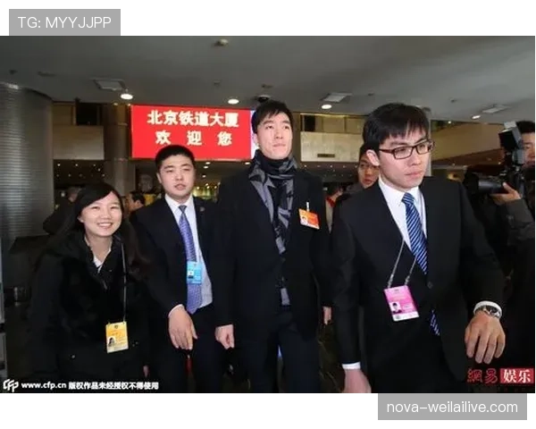 机场顺手一拍:刘翔穿拖鞋拎帆布包,旁边行李堆得像从奢侈品店搬出来的 机场顺手一拍:刘翔穿拖鞋拎帆布包,旁边行李堆得像从奢侈品店搬出来的